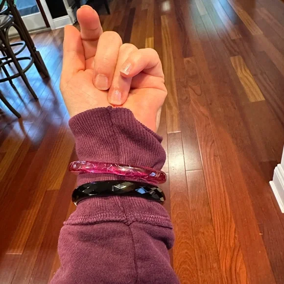 Plastic rounded triangle Barbie pink bangle - Picture 9 of 10